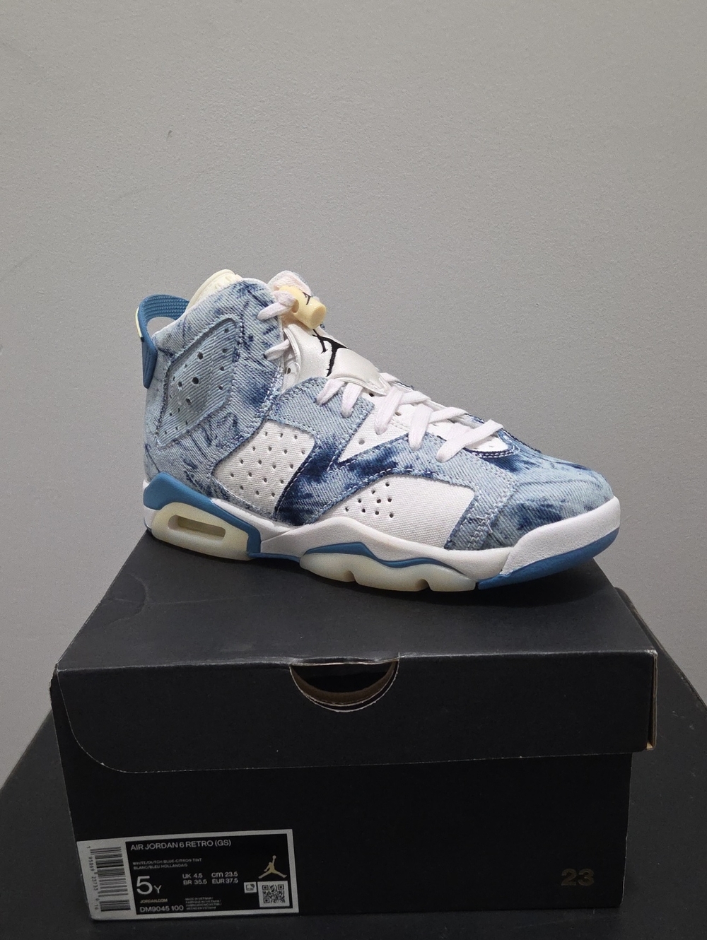 Air Jordan Washed Denim-Print Blue and White Retro High-Top, Boys Size 5